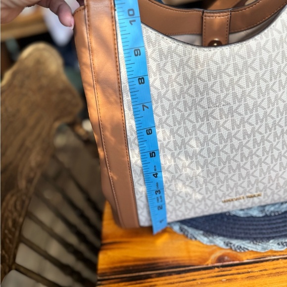 Michael Kors Rosemary Large Shoulder Tote – Vanilla/Acorn Logo Canvas - Picture 8 of 10